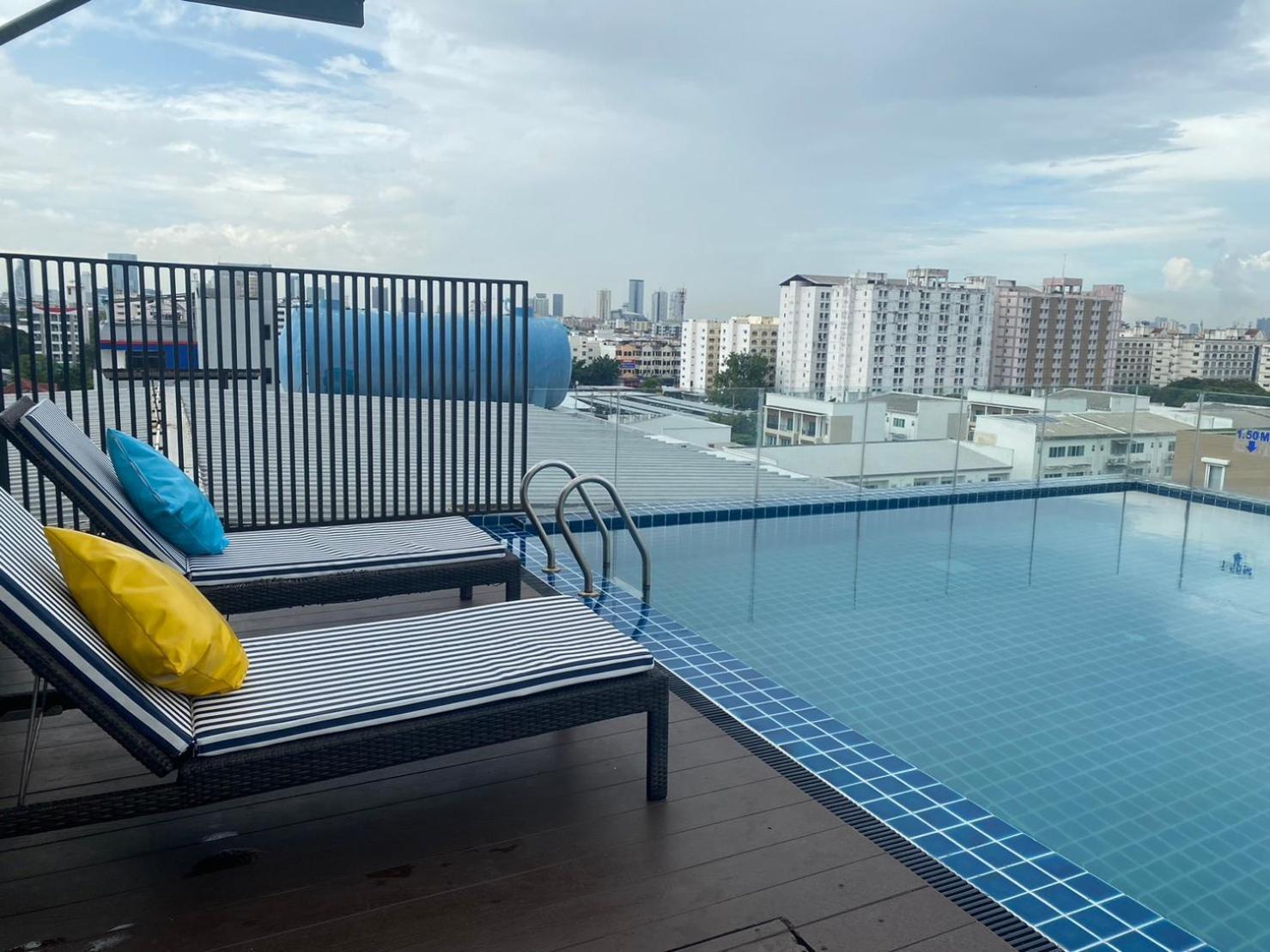 Solace At Srinakarin Hotel Bangkok Bagian luar foto