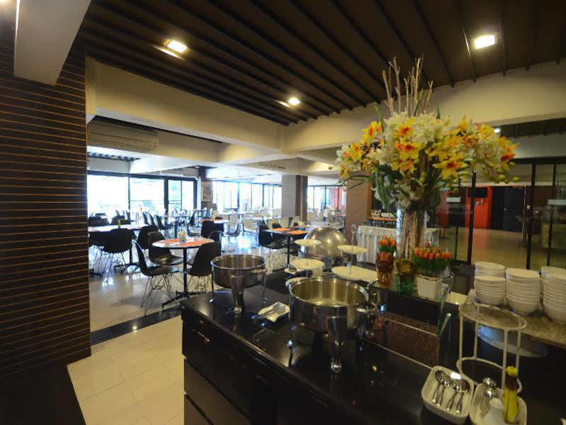 Solace At Srinakarin Hotel Bangkok Bagian luar foto